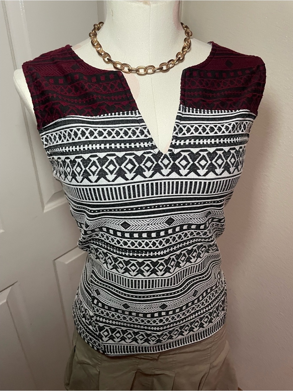 Sanctuary Sleeveless V-Notch Tank in Burgundy, Black and White